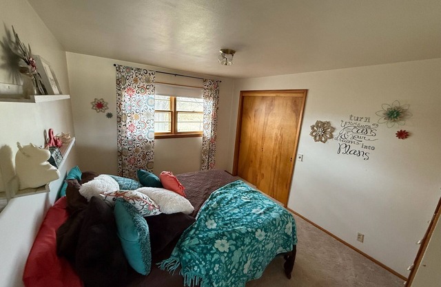 Farmhouse with a pool, hot tub and parking. Between Cody and the Big Horn Mts