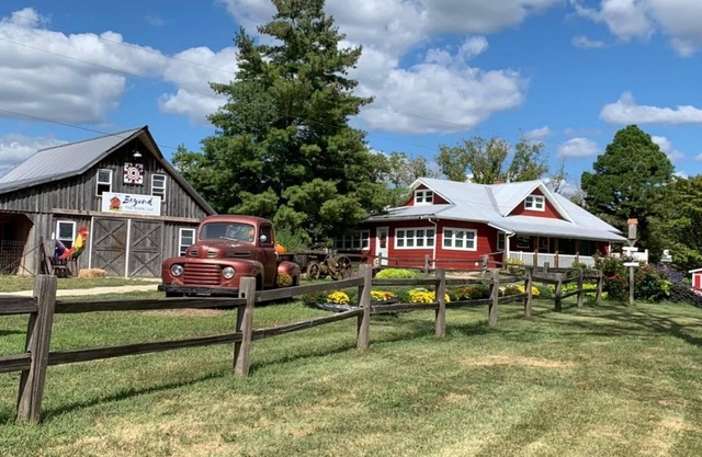 Farmhouse with lots of fun! Near Jefferson City, MO Sleeps 6!