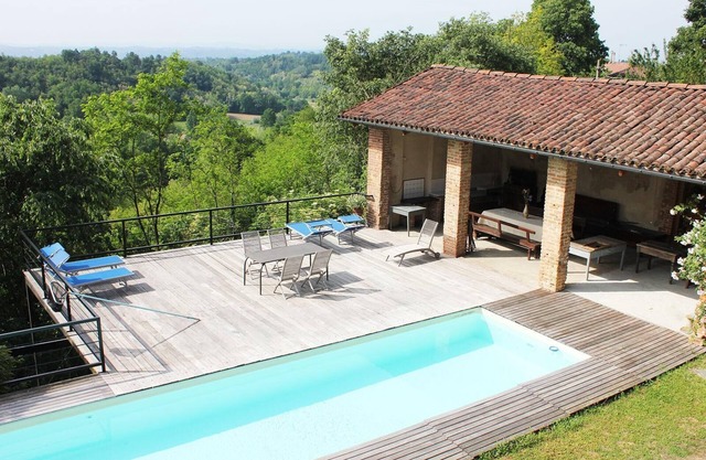 Farmhouse with swimming pool in the green countryside of Monferrato astigiano.