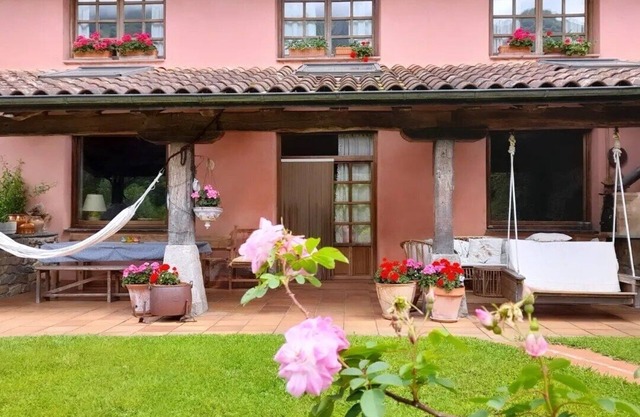 FARMHOUSE WITH VIEWS OF THE ARALAR MOUNTAIN RANGE
