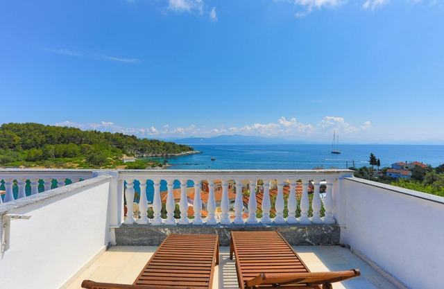 Faros Ena: Gaios studio, sea views, private sun-loungers