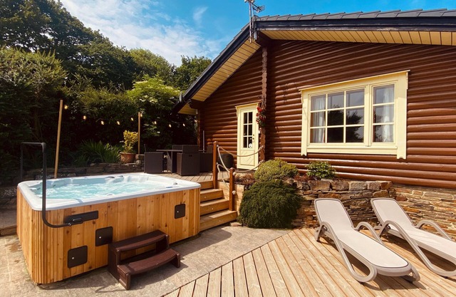 Faweather Grange - 5 Star - Pet Friendly - Hot Tub - Scandinavian Log Cabin