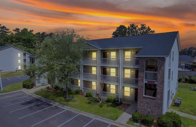 Fayetteville Retreat I Free Parking I Pool I(cb)