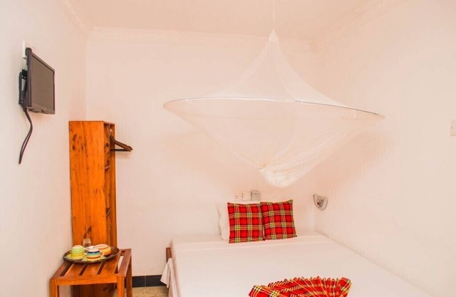 Featuring free WiFi, Rooftop Cafe ,close to ferry terminal & City attractions 4