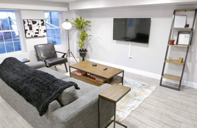 Federalist Style Rowhouse sleeps 4 with parking