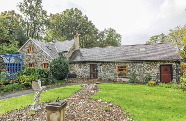 FELIN IAGO, family friendly, character holiday cottage in Llanrhystud