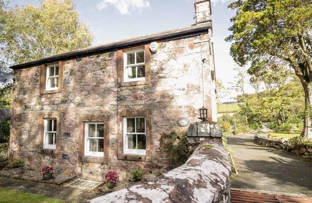 FELL FOOT, pet friendly, character holiday cottage in Eskdale Green