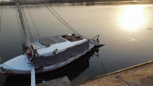 Felucca, welcome sailing