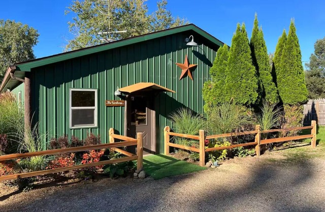 Fennville Michigan Farmhouse, Charming, Dog-Friendly 2-bedroom in Fennville with Wi-Fi, Hot Tub, A/C