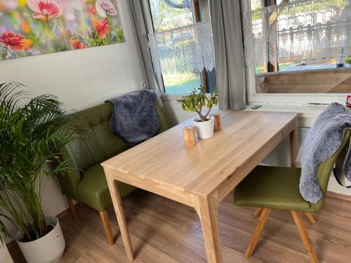 Ferienhaus Erfurt-gemütlich-sonnig-Küche-Bad-Garten-Parken-Pool-Sauna-WLAN-CaroGrün