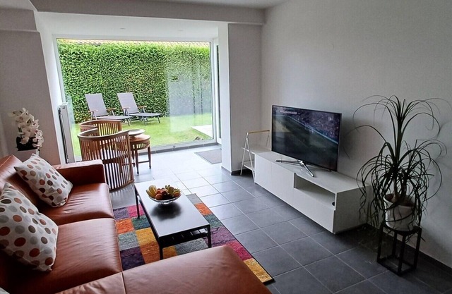 Ferienwohnung auf der Höri, Terrasse und Garten, 8 Minuten Fußweg zum Bodensee