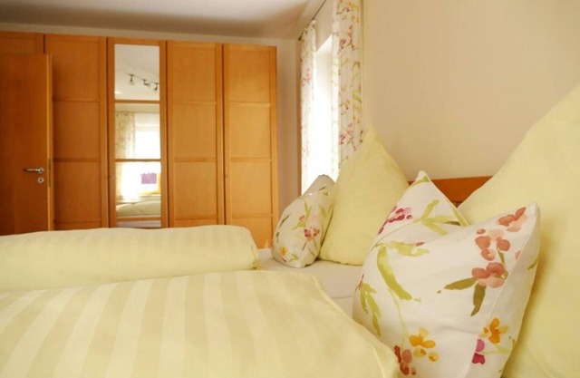 Ferienwohnung mit möblierter Holzterrasse und separatem Kinderzimmer