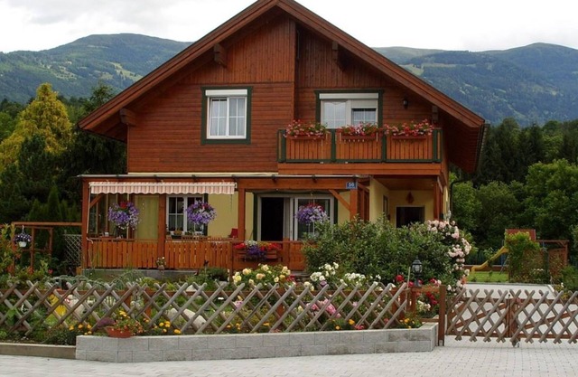 Ferienwohnungen Sonnberger - Holiday apartment Lieser for 2-4 persons with balcony