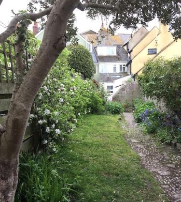 Fermaine, 50m from sea, garden, dogs, town centre