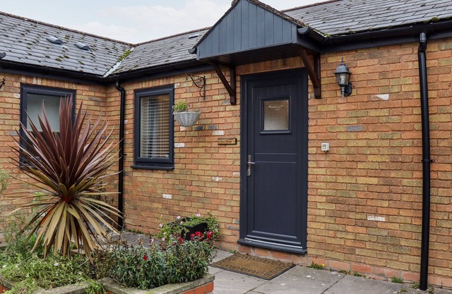 FERN COTTAGE, family friendly, with a garden in St Brides-Super-Ely