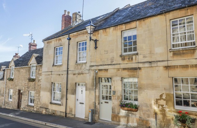 FERN COTTAGE, pet friendly, character holiday cottage in Winchcombe