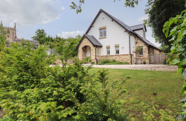 FERN COTTAGE, pet friendly, with open fire in Elsworth, Cambridge