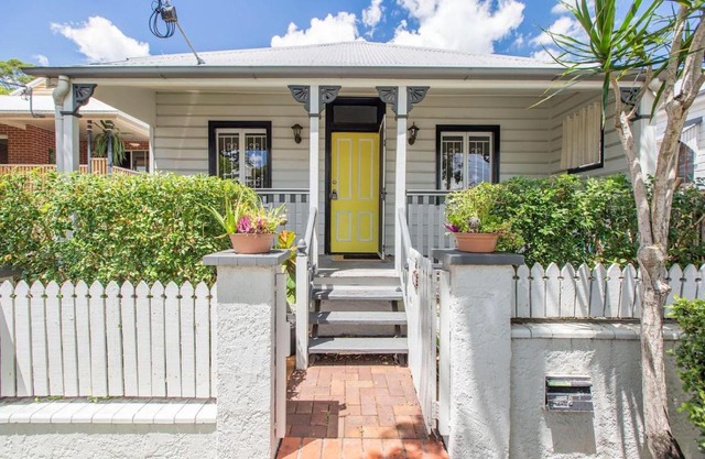Fernberg Cottage - Sunny Queenslander Charm