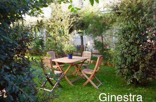 Few steps from the sea, private garden and parking space, quiet and green area