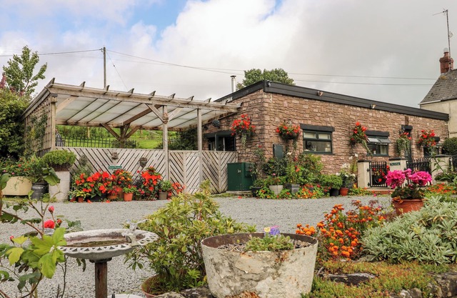 FFYNNONLWYD COTTAGE, family friendly, with hot tub in St Clears