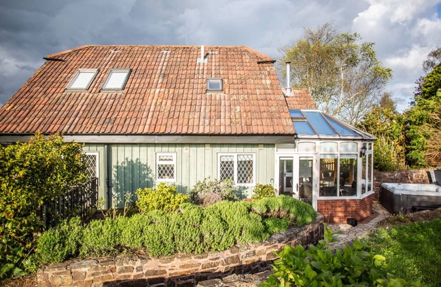 FIG TREE COTTAGE, family friendly, with hot tub in Bickleigh
