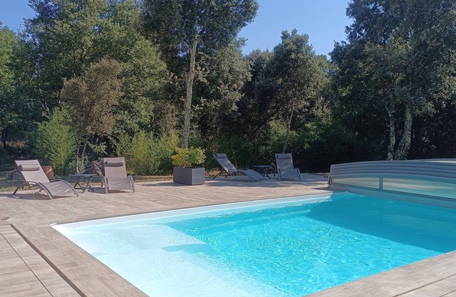 Finches Nest - Self-contained apartment for two with swimming pool and jacuzzi!