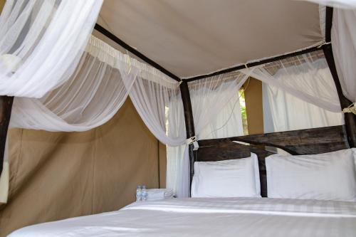 Find a quiet Beach resort at Rushel Kivu Resort