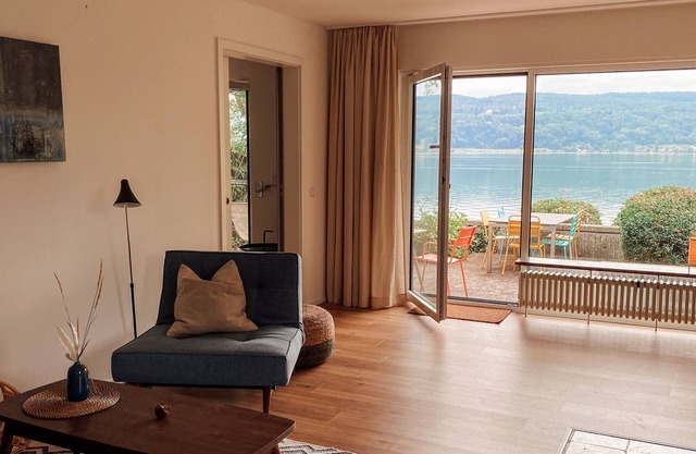 Findling apartment right on the lake with its own beach, great lake view and terrace