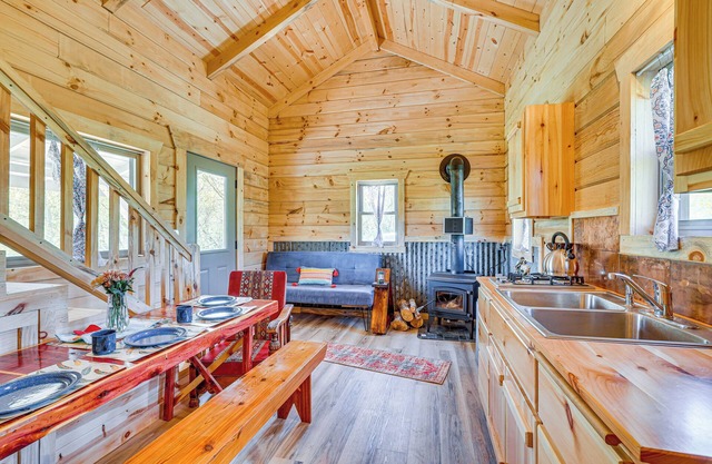 'Fins & Flowers' Lewiston Cabin w/Trout Fishing!