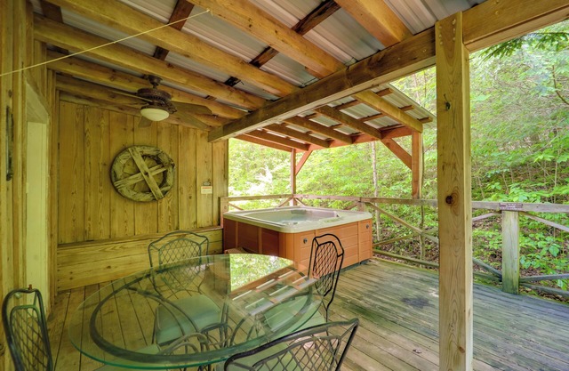 Fire Pit & Hot Tub: Dog-Friendly Marion Retreat