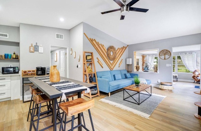 Fireplace + Lake View + 10min to dwtn + near parks