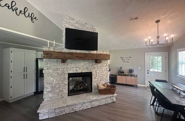 Fireplace Lodge - 1 mile from Golf Course & 5 mins from the lake!