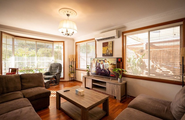 Fireside Comfort, King Bed, Nursery, 3 fenced gardens. Hoppers Haven