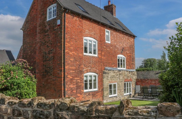 FIRTREE COTTAGE, with open fire in Ashby-De-La-Zouch