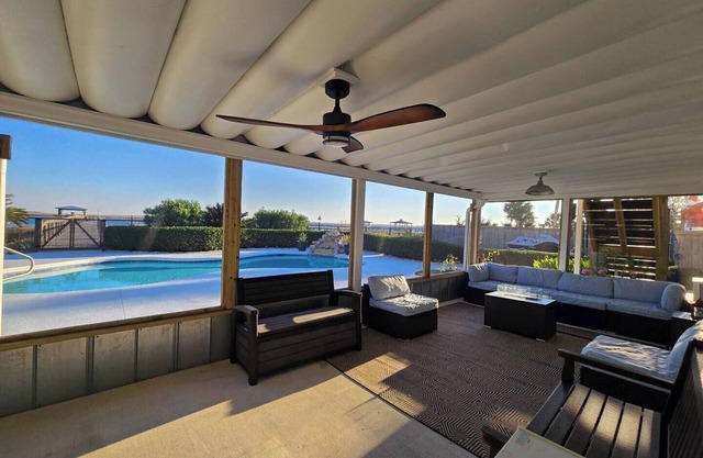 FISH CAMP with luxuries of modern comfort 1 bedroom/2 bed rich amenities