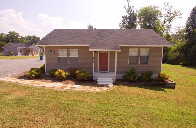 Fish & Play Lake Guntersville. 2BR/1BA Cabin Covered Boat Parking with Power
