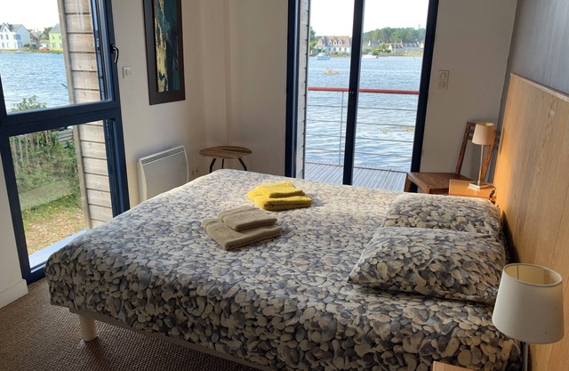 Fisherman's house with exceptional view of the back port, close to the beaches
