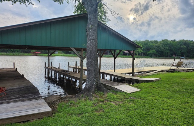Fishing Cabin Charming 2-bedroom house in wonderful Fort Towson with WiFi, AC.