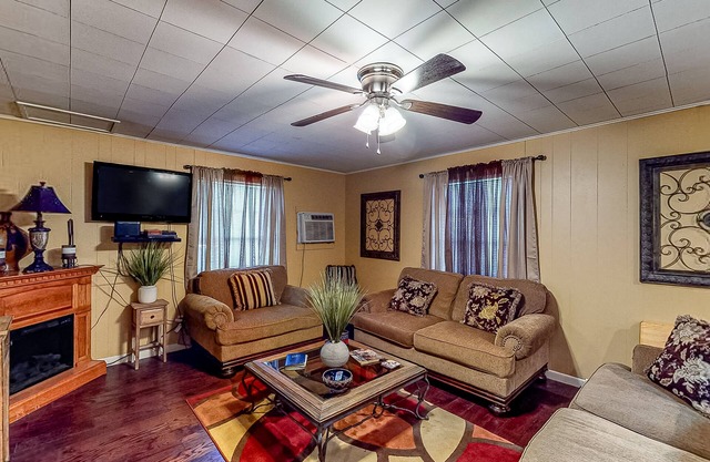 Fishing Cabin Near Lake O’ the Pines - Fenced Dog-Friendly Yard & Firepit
