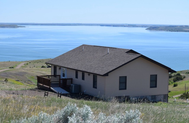 Fishing & Hunting on Oahe Lake with a Breathtaking View!