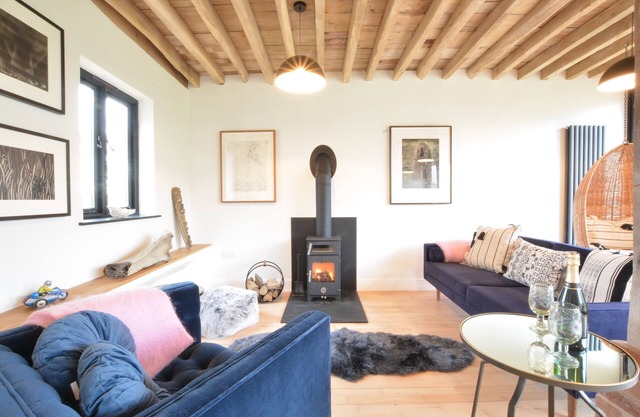 FISHPOND HOUSE, SOTHERTON, pet friendly, with hot tub in Halesworth