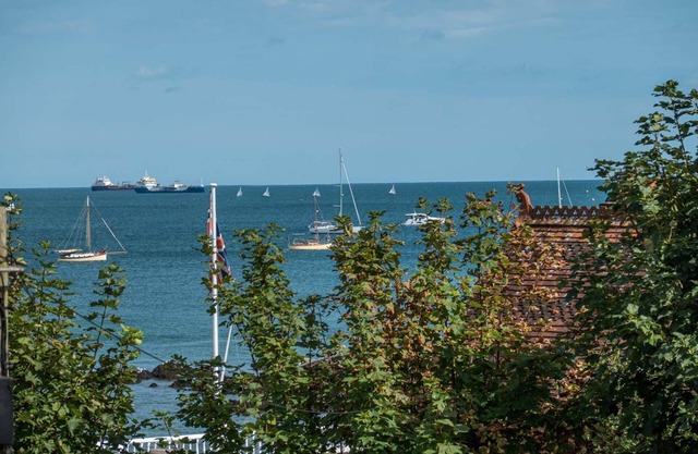 Flat 1, Baymount - a flat that sleeps 6 guests in 2 bedrooms & Cabin (sleeps a further 4)