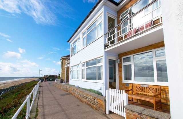 Flat 1 Beach House, 4 East Cliff