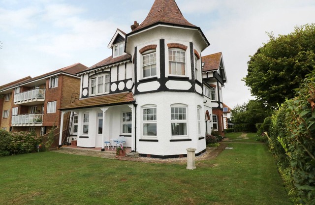 FLAT 1, CAMBRIDGE COURT, family friendly in Frinton-On-Sea