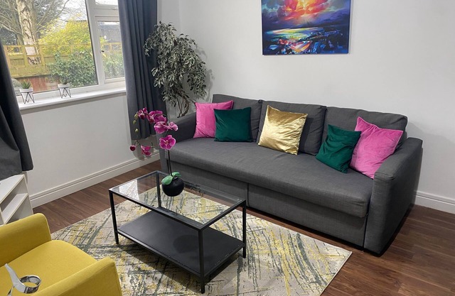 Flat 10 Ideal 2 Bed Ground Floor Flat With Free Parking
