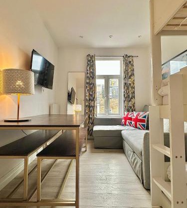 Flat A Garrat Lane
