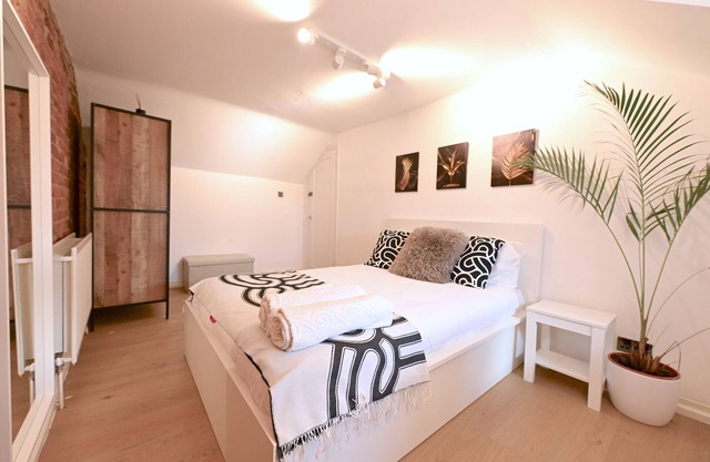 Flat C, 60 Lewisham Way, London, SE14 6NY,United Kingdom