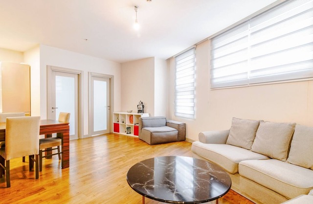 Flat with stylish wooden furniture 5 min to Kanyon