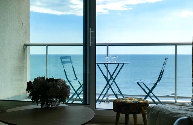 Flat with uninterrupted view of Baie des Sables - 4 people