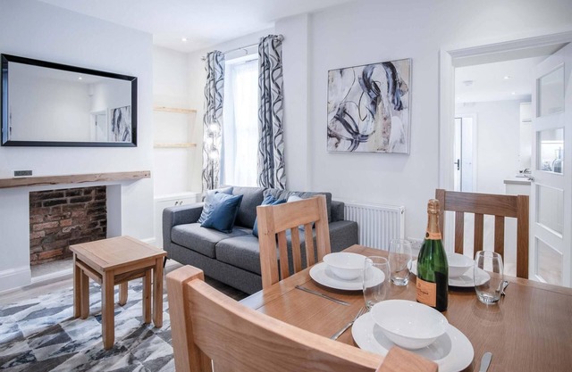 Fleet Street - 2 Bedroom Holiday Home - Swansea